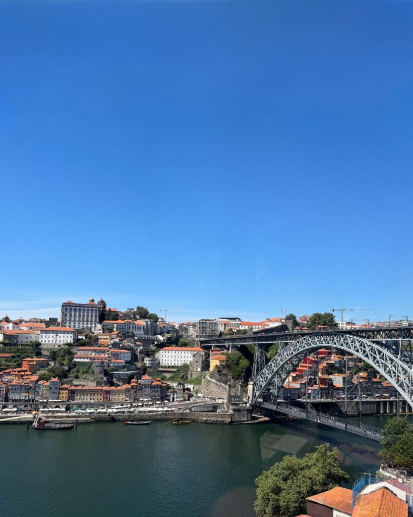 Crossing the D. Luís I Bridge isn’t just a way to get from Porto to Vila Nova de Gaia—it’s an experience in itself. This iconic iron masterpiece offers jaw-dropping views of the Douro River, Porto’s terracotta rooftops, and Gaia’s bustling riverside.